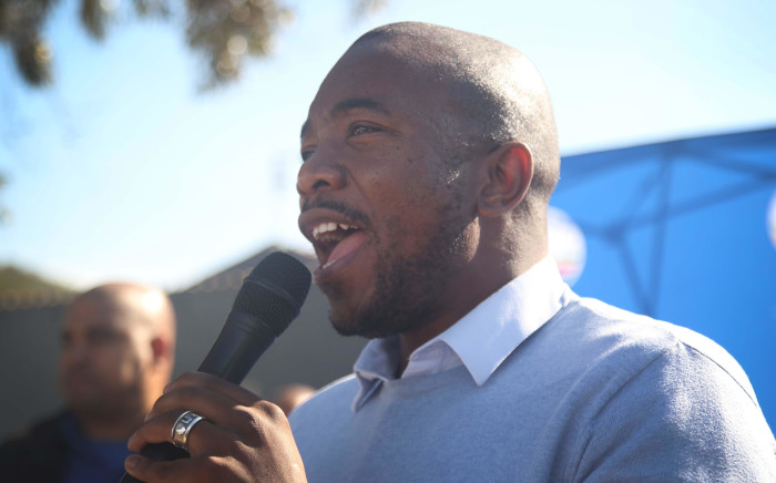 FILE: DA leader Mmusi Maimane addresses Mitchells Plain residents, while doing door-to-door campaigning in the area. The visit was part of the DA's #Change19 tour. Picture: Bertram Malgas/EWN