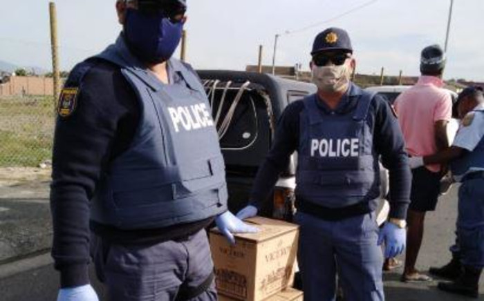 FILE: SAPS Western Cape members and other law enforcement agencies participated in various vehicle checkpoints & roadblocks. Several suspects were arrested for robbery and liquor-related offences. Picture: SAPS/Twitter. 