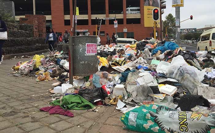 Rubbish has been strewn on the streets of Johannesburg following another violent demostration in the city. Picture: Vumani Mkhize/EWN. 