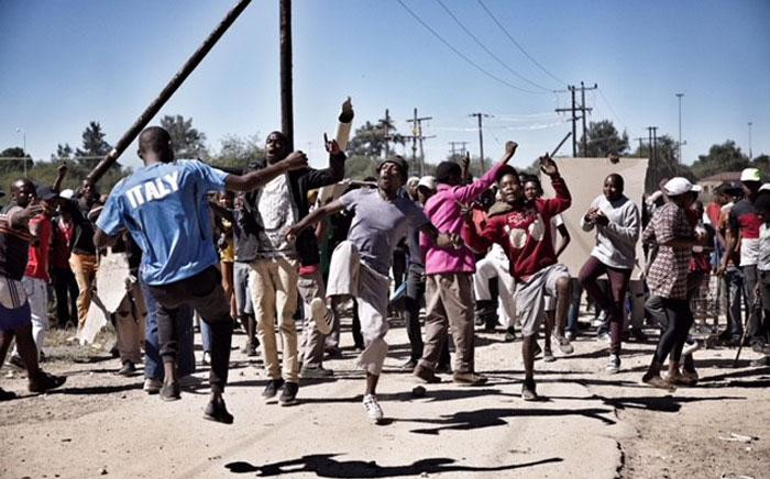 FILE: Residents in the township of Seweding near Mahikeng called for the removal of North West Premier Supra Mahumapelo during protests on 20 April 2018. Picture: Ihsaan Haffejee/EWN
