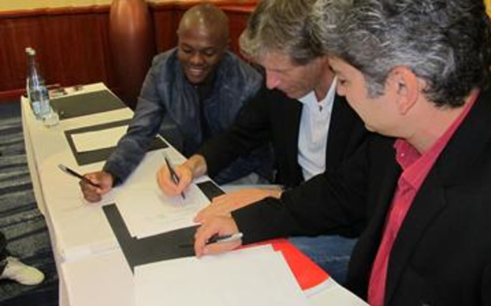 Thulani Serero signs for Ajax Amsterdam on 22 May 2011. Picture: Alicia Pillay/EWN