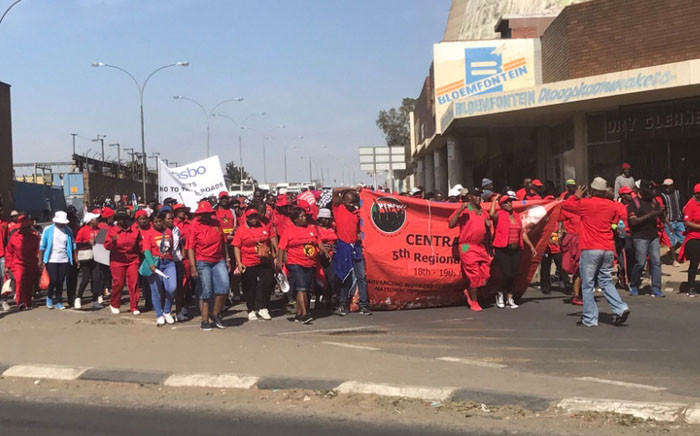 FILE: Workers gather in Bloemfontein ahead of former President Jacob Zuma’s May Day 2017 address. Picture: Clement Manyathela/EWN.