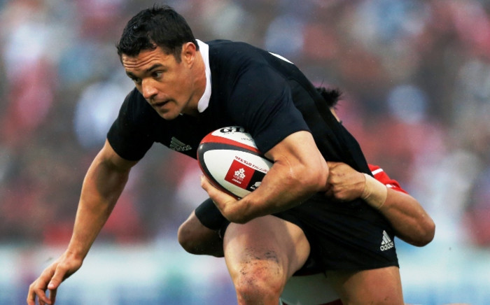 Injured Dan Carter offers support to Colin Slade