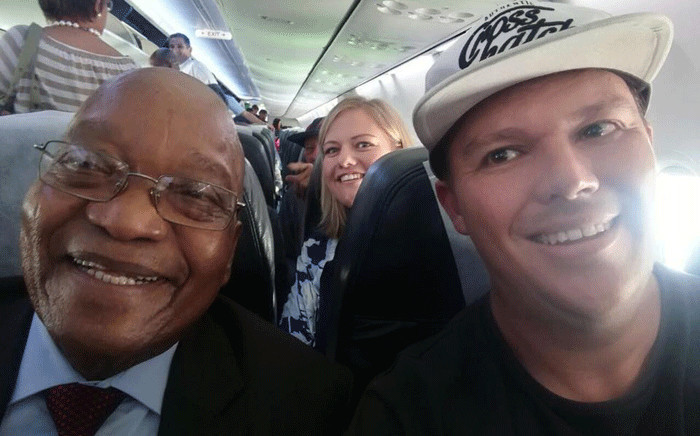 Former president Jacob Zuma poses for a selfie with a Simon Hodgson on a Kulula flight. Picture: Simon Hodgson/Facebook.