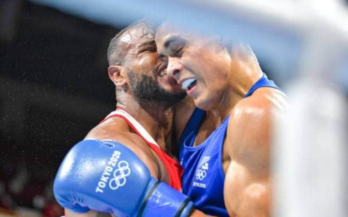 Moroccan heavyweight boxer Youness Baalla attempts to bite David Nyika's ear during his defeat to the New Zealander at the Tokyo Olympics. Picture: @PhotosportNZ/Twitter.
