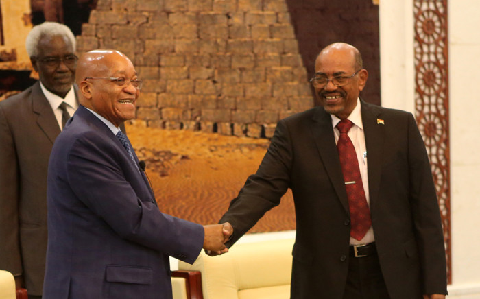 FILE: Sudanese President Omar al-Bashir (R) shakes hands with South African President Jacob Zuma. Picture: AFP. 