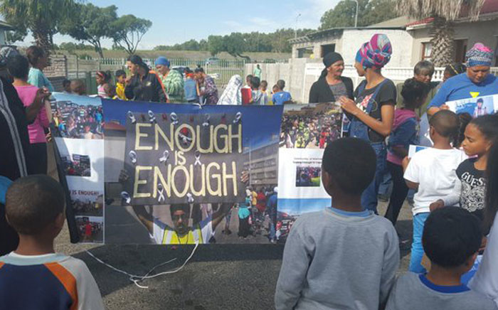 Hazendal residents are gathered in 9th Avenue calling for justice for Saadiqah Lippert and an end to gang violence. Picture: Monique Mortlock/EWN.