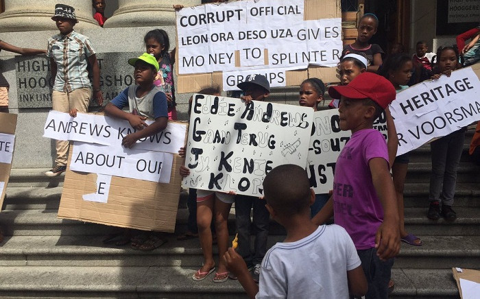 Voorsmaakie Parade supporters outside the Western Cape High Court. Picture: Monique Mortlock/EWN.