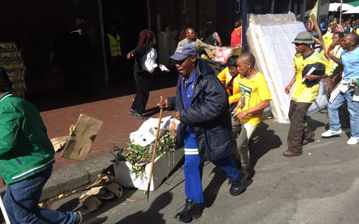 FIEL:  Chaos broke out in the Cape Town CBD during the Samwu strike. Samwu members were running amok. Picture: Xolani Koyana/EWN.