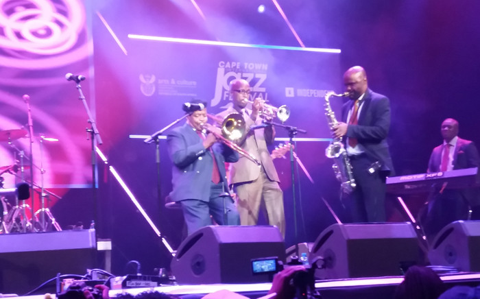 Tshepo Tshola and Jonas Gwwangwa entertain the crowd at the Cape Town International Jazz Festival. Picture: Refilwe Pitjeng/EWN.