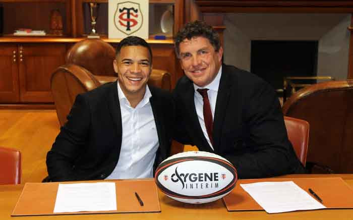 South Africa winger Cheslin Kolbe, seen with Didier Lacroix, the president of French rugby giants Toulouse, will be Stadiste until the end of the 2022-2023 season. Picture: @StadeToulousain/Twitter.