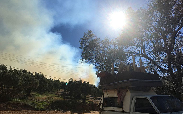 Several people filled their vehicles with belongings and fled farms in the Paarl region on 17 January 2017 amid firefighting efforts. Picture: Ilze-Marie le Roux/EWN.