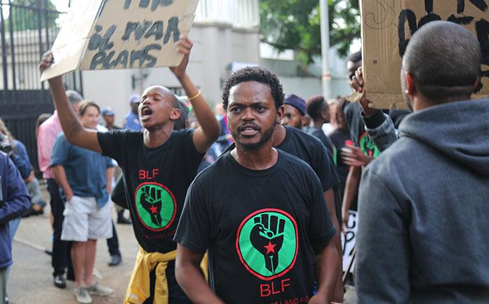 FILE: Anti-Zuma protesters clash with BLF members who arrived at the Gupta family's Saxonwold mansion in support of the president. Picture: Christa Eybers/EWN
