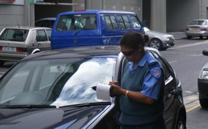 A city official writing out a parking fine. Picture: EWN
