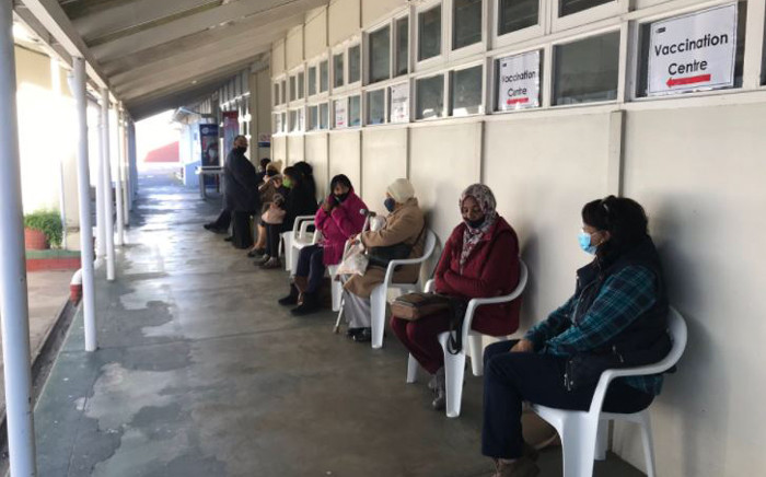 FILE: Vaccine recipients queue at Karl Bremer Hospital’s vaccination site in Cape Town on 17 May 2021. Picture: Kevin Brandt/Eyewitness News