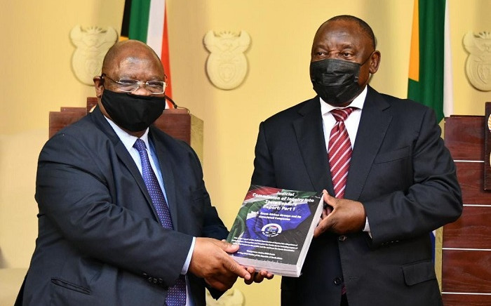 Chair of the state capture commission Raymond Zondo (L) handed over the first of the report to President Cyril Ramaphosa (R) on 4 January 2022. Picture: GCIS.