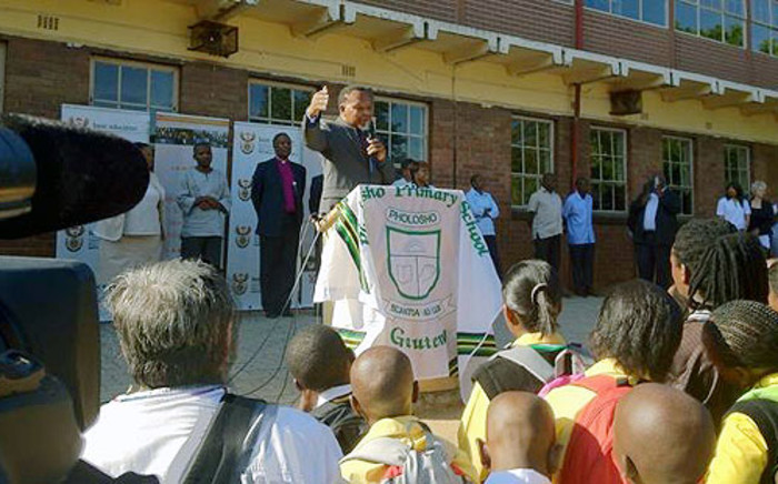 Deputy President Kgalema Motlanthe addresses pupils at Pholosho School in Alexandra on the first day of school 9 January 2013. Picture: Mbali Sibanyoni/EWN