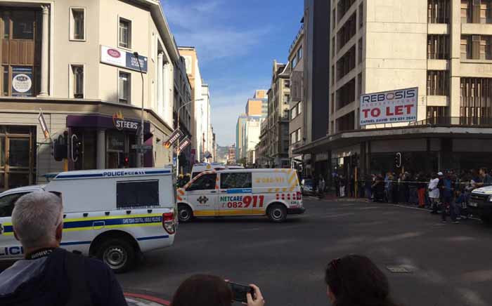 Emergency services at the scene of a robbery on Strand Street at Cash Crusaders in the Cape Town CBD. Picture: Ilze-Marie Le Roux/EWN