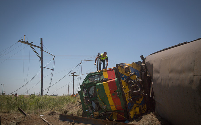 FILE: Officials clean-up the scene of a train crash in Kroonstad, Free State. Picture: Sethembiso Zulu/EWN.