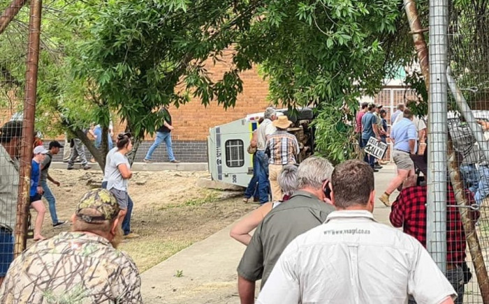 Violent demonstration by a group of farmers outside the Senekal Magistrates Court in the Free State on 6 October 2020. Picture: @crimeairnetwork/Twitter