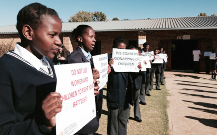 FILE: Pupils from Moletsane High hold up placards calling for the release of abducted Nigerian school girls on 14 May 2014. Picture: EWN.