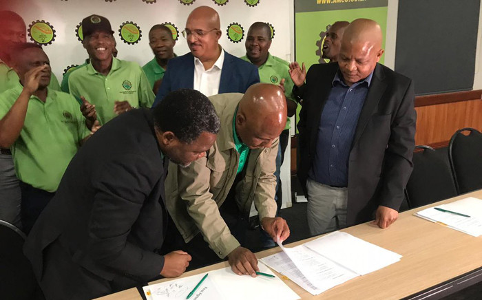 Amcu and Solidarity signed a three-year wage agreement with Anglo Gold Ashanti on Monday 17 September 2018. Picture: @_AMCU/Twitter 