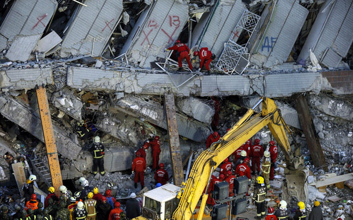 Rescuers search for survivors from a collapsed building following a 6.4 magnitude earthquake in Tainan City, southern Taiwan, 7 February 2016. Picture: EPA/RITCHIE B. TONGO