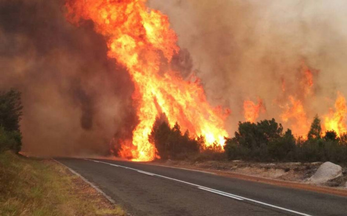 Motorists travelling between Oudtshoorn and Mossel Bay have been warned about a veld fire raging along the Robertson pass. Picture: Monique Mortlock/EWN.