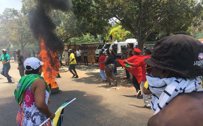 EFF and ANC protesters burn tyres at the Hoërskool Overvaal in Vereeniging on 17 January 2018. Picture: EWN