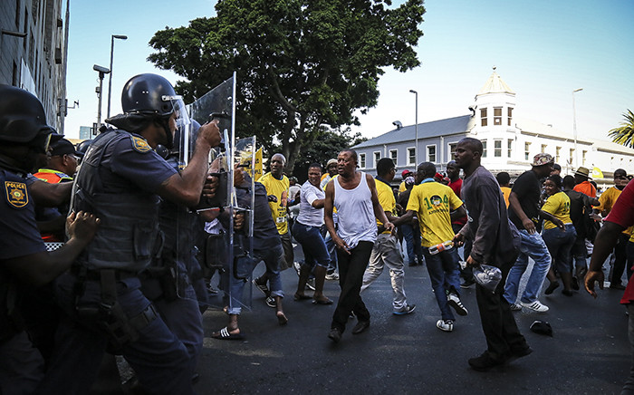 FILE: Police intervene in clashes between EFF and ANC members in the streets outside parliament ahead of President Jacob Zuma's 2016 State of the Nation address. Picture: Thomas Holder/EWN.