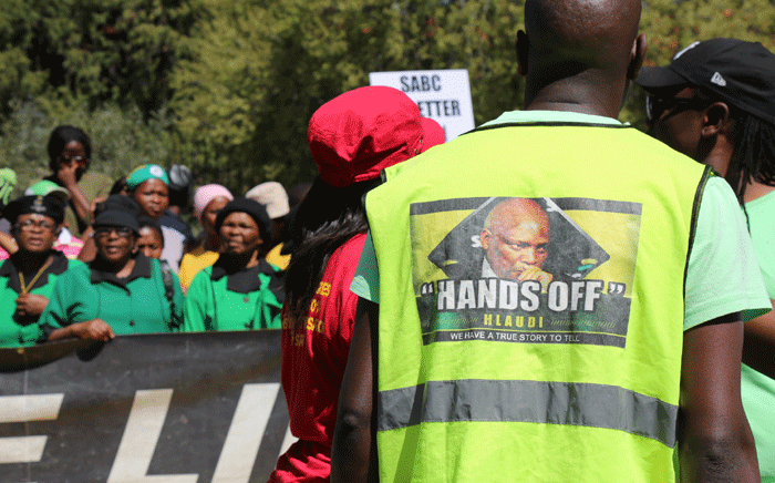FILE. SABC COO Hlaudi Motsoeneng’s supporters outside court on 18 September 2015. Picture: Christa Eybers/EWN.