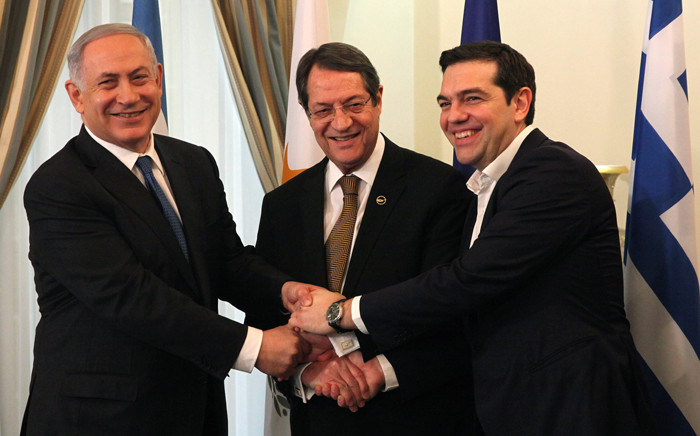 Cypriot President Nicos Anastasiades (C), Israeli Prime Minister Benjamin Netanyahu (L) and Greek Prime Minister Alexis Tsipras shake hands during their meeting at the Presidential Palace in Nicosia on 28 January, 2016. Picture: AFP.