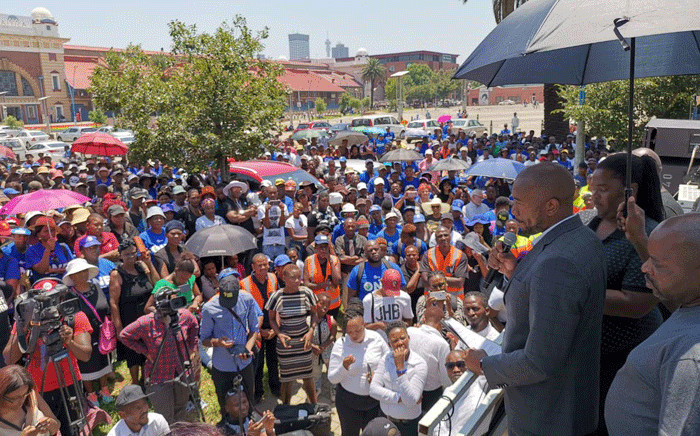 Democratic Alliance (DA) leader Mmusi Maimane addresses the crowd outside Gauteng Premier David Makhura's office for a memorial service for the victims of the Life Esidimeni tragedy. Picture: @Our_DA/Twitter.

