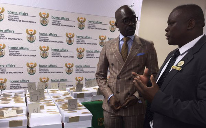 Minister of Home Affairs Malusi Gigaba (L) visited departmental branches in Cape Town today to assess the backlog. Picture: Natalie Malgas/EWN.