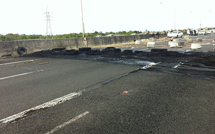 FILE: Protesters burnt tyres on the N2 Highway. Picture: Shamiela Fisher/EWN.