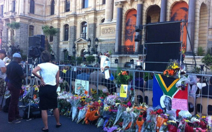 Mourners outside Cape Town City hall paying tributes to former president Nelson Mandela. Picture: Siyabonga Sesant/EWN.