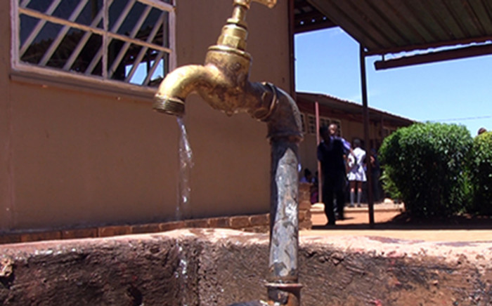 Water runs from a tap. Picture: EWN.