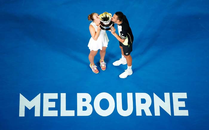 Australian Open mixed doubles winners Mate Pavic and Gabriela Dabrowski kiss the trophy. Picture: @WTA/Twitter.