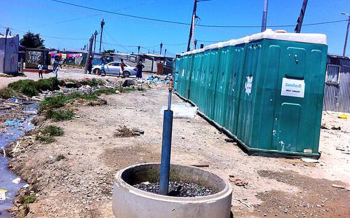 FILE: The City of Cape Town’s long-term use of temporary sanitation facilities is a human rights violation, the SAHRC found. Picture: Siyabonga Sesant/EWN.