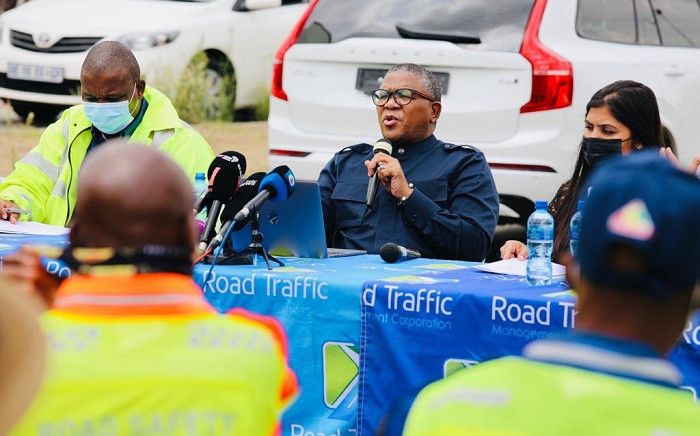 Transport Minister Fikile Mbalula (C) released the 2021/2022 festive season road statistics. Picture: @MbalulaFikile/Twitter.