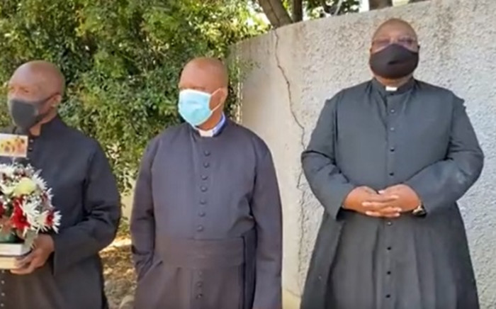 SCREENSHOT: Religious leaders and others have been paying tribute to the arch outside his former home in Soweto. Picture: Nhlanhla Mabaso/Eyewitness News.