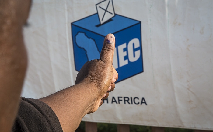 FILE: A Mamelodi resident holds out his thumb outside the Balebogeng Primary School after having cast his vote in the 2016 local government elections. Picture: EWN