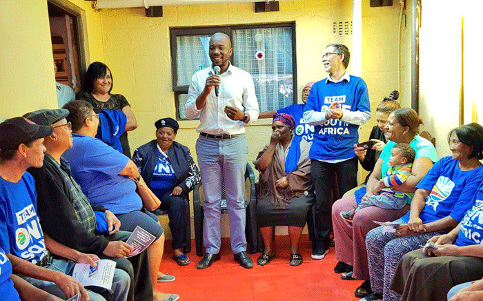 DA leader Mmusi Maimane at Kleivlei, Cape Town, engaging with residents about the crime that has plagued the area. Picture:Our_DA/Twitter.