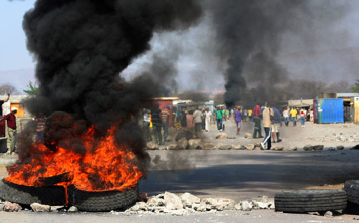 Sondela residents put burning tyres, rocks and other objects on the road leading to the Jabula shaft of Anglo American Platinum (Amplats) mine near Rustenburg on 20 September 2012. Picture: Sapa