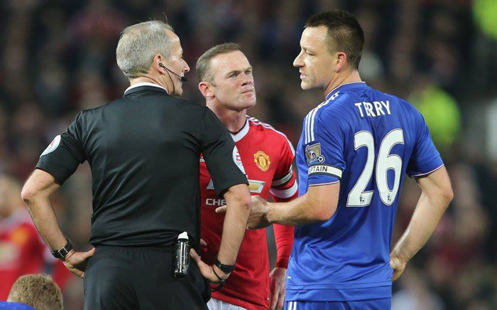 Referee, Martin Atkinson, talks to captains of both team, Manchester United's Wayne Rooney and John Terry in the English Premier League on 28 December 2015. Picture: Manchester United official Facebook page.