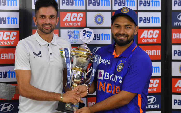 South Africa's Keshav Maharaj (L) and India's Rishabh Pant pose for pictures as they share the trophy after rains interupted the fifth Twenty20 international cricket match between India and South Africa at the at the M. Chinnaswamy Stadium in Bangalore on 19 June 2022. Picture: MANJUNATH KIRAN/AFP