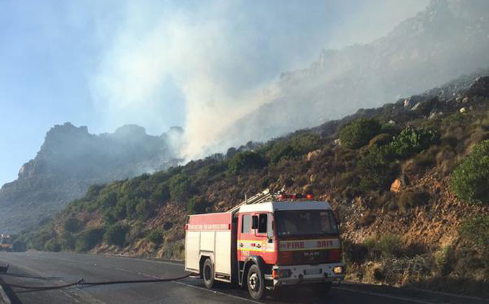 Boyes Drive has been closed to traffic due to veld fires. Picture: Natalie Malgas/EWN.