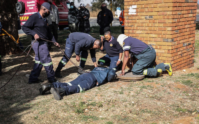 EMS looking into a manhole in Klipspruit to search for six-year-old Khaya Magadla who fell in a manhole in Soweto. Picture: Abigail Javier/EWN.