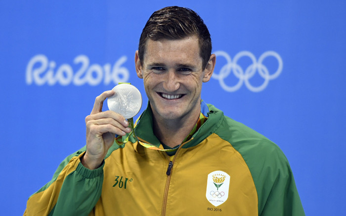 Cameron van der Burgh poses on the podium after he won the silver medal in the Men’s 100m Breaststroke Final during the swimming event at the Rio 2016 Olympic Games at the Olympic Aquatics Stadium in Rio de Janeiro on 7 August, 2016. Picture: AFP.