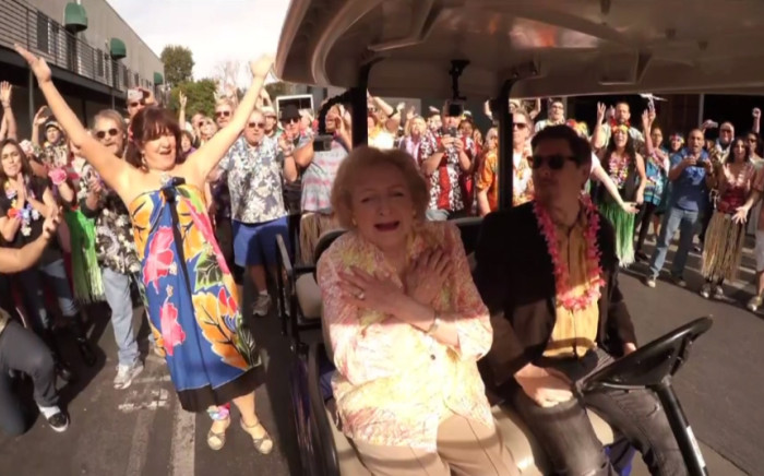 Hollywood Minute Betty Whites Birthday Flashmob 